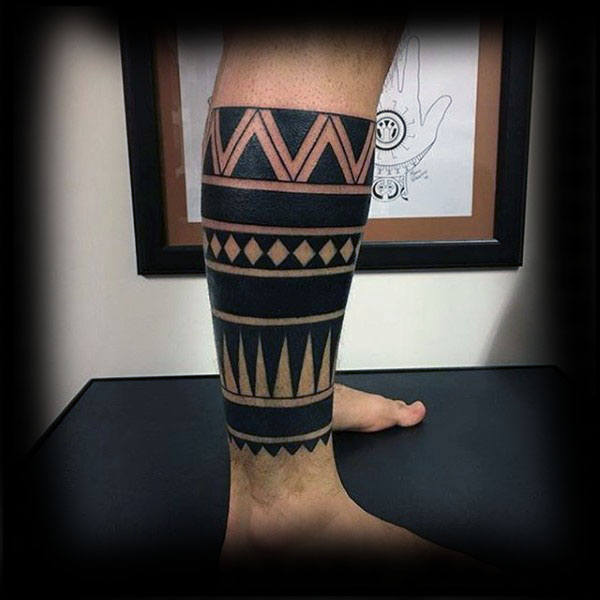 tatuaje tribal pierna para hombre 16