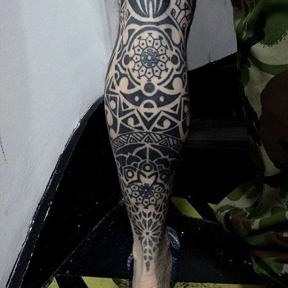 tatuaje tribal pierna para hombre 18