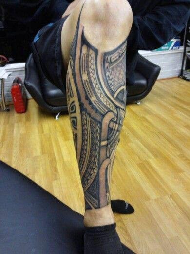 tatuaje tribal pierna para hombre 20