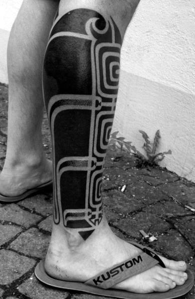 tatuaje tribal pierna para hombre 22