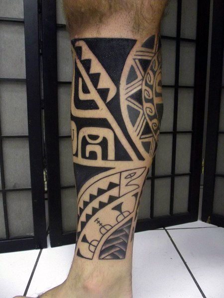 tatuaje tribal pierna para hombre 43