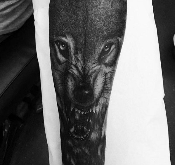 maravilloso tatuaje lobo para hombre 19