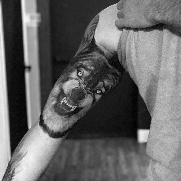 maravilloso tatuaje lobo para hombre 20