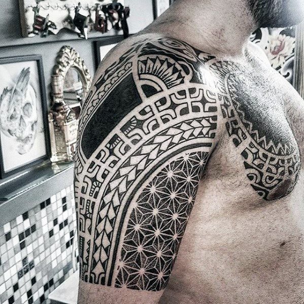 maravilloso tatuaje tribal para hombre 10