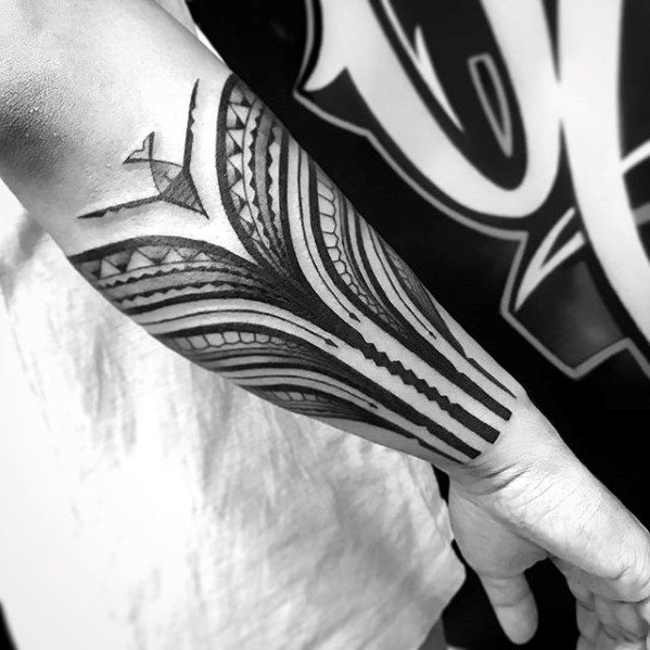 maravilloso tatuaje tribal para hombre 11