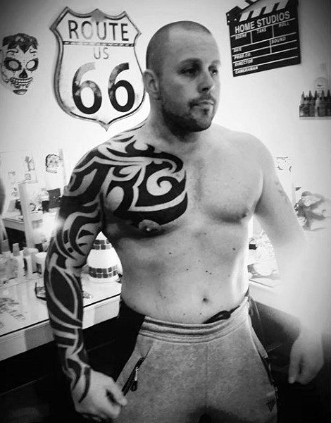 maravilloso tatuaje tribal para hombre 14