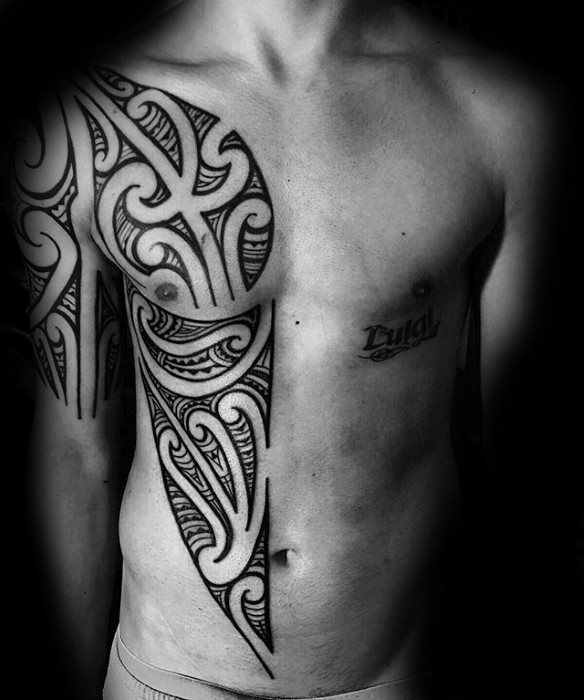 maravilloso tatuaje tribal para hombre 15