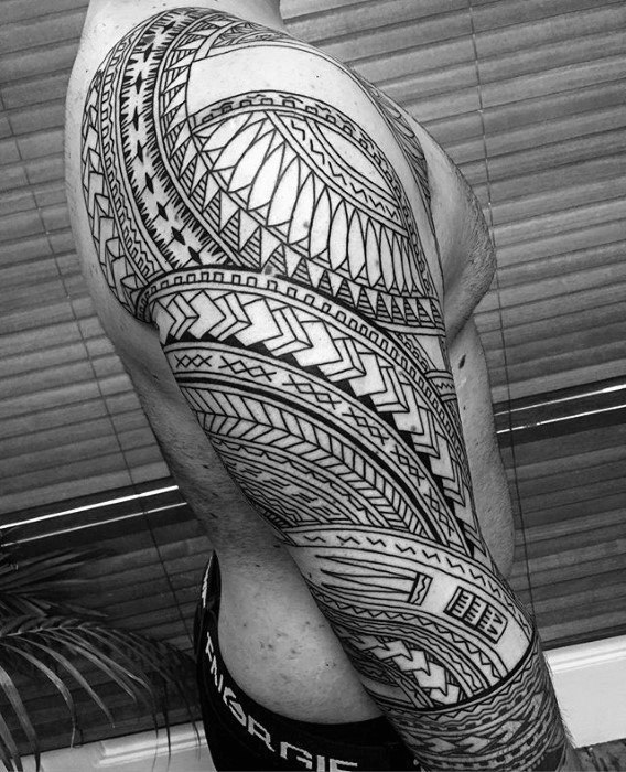 maravilloso tatuaje tribal para hombre 17