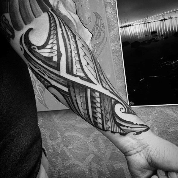 maravilloso tatuaje tribal para hombre 20