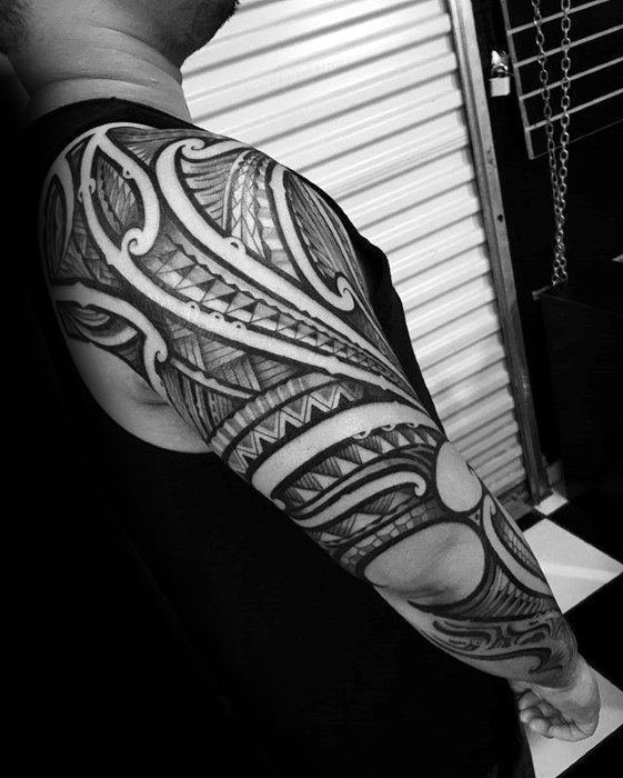 maravilloso tatuaje tribal para hombre 24