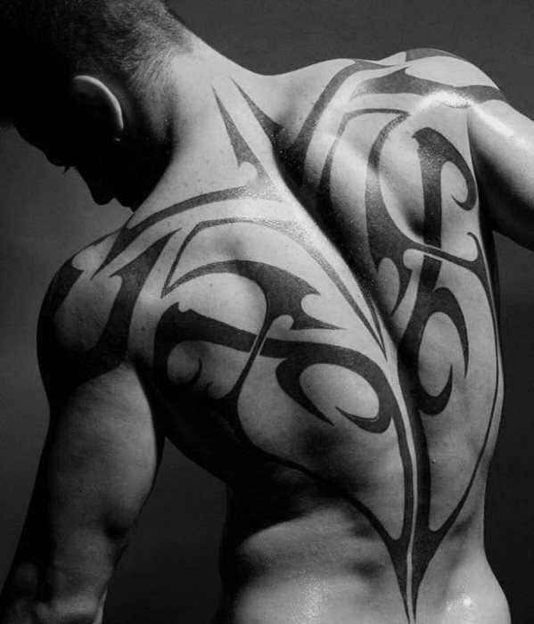 maravilloso tatuaje tribal para hombre 25