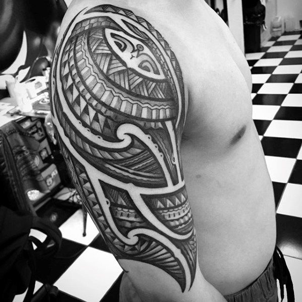 maravilloso tatuaje tribal para hombre 26