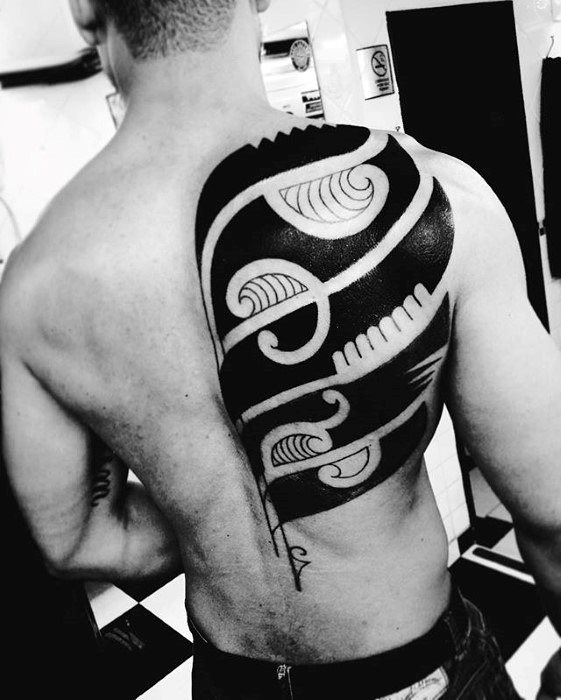 maravilloso tatuaje tribal para hombre 27