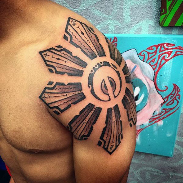 maravilloso tatuaje tribal para hombre 33