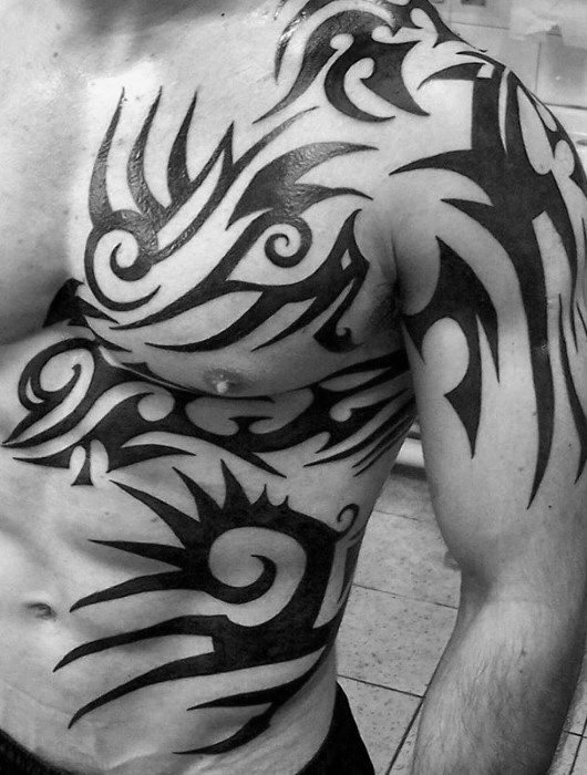 maravilloso tatuaje tribal para hombre 35