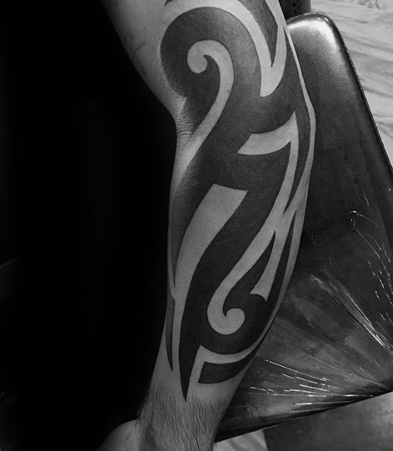 maravilloso tatuaje tribal para hombre 37