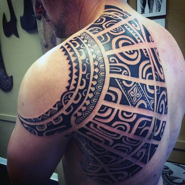 maravilloso tatuaje tribal para hombre 42
