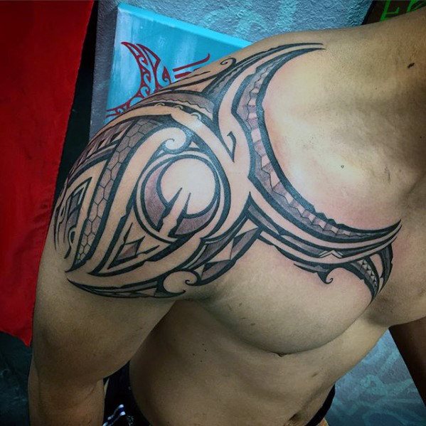 maravilloso tatuaje tribal para hombre 43
