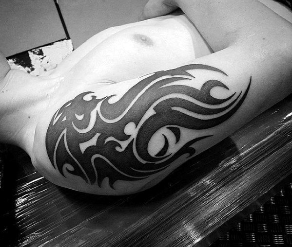 maravilloso tatuaje tribal para hombre 46