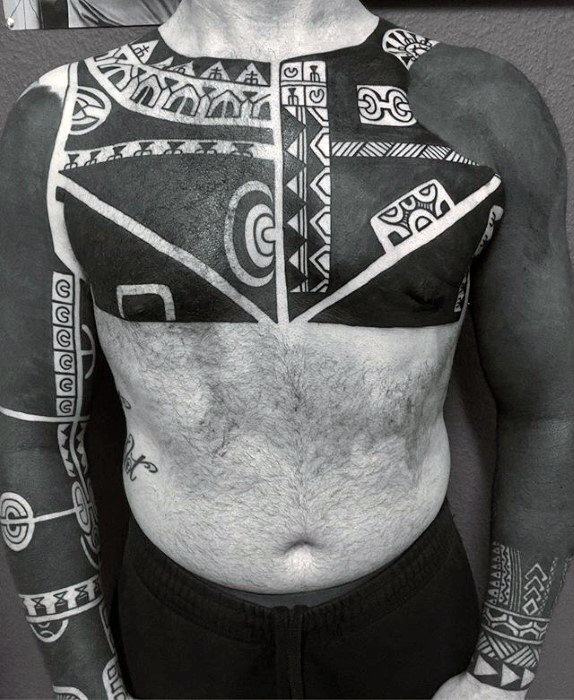 maravilloso tatuaje tribal para hombre 48