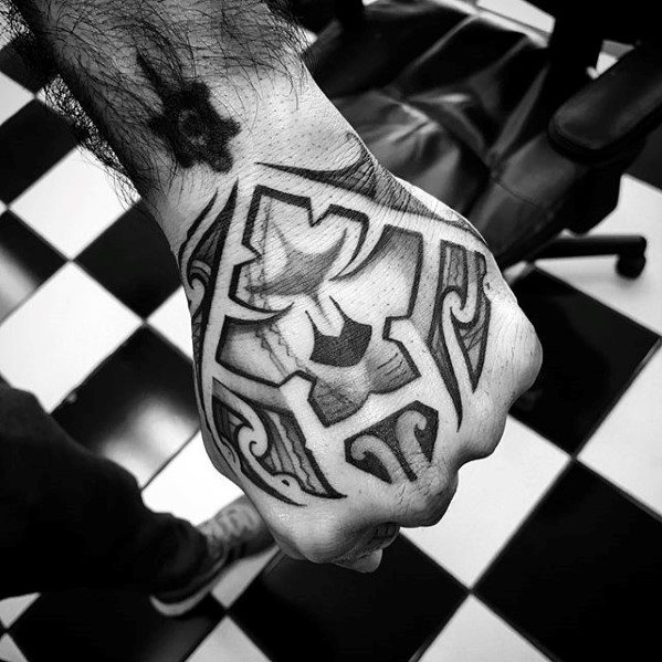 maravilloso tatuaje tribal para hombre 50
