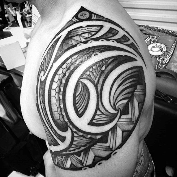 maravilloso tatuaje tribal para hombre 53