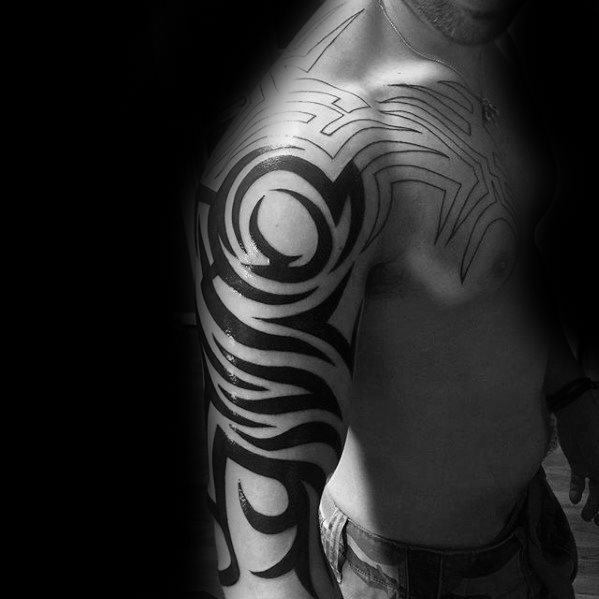 maravilloso tatuaje tribal para hombre 54
