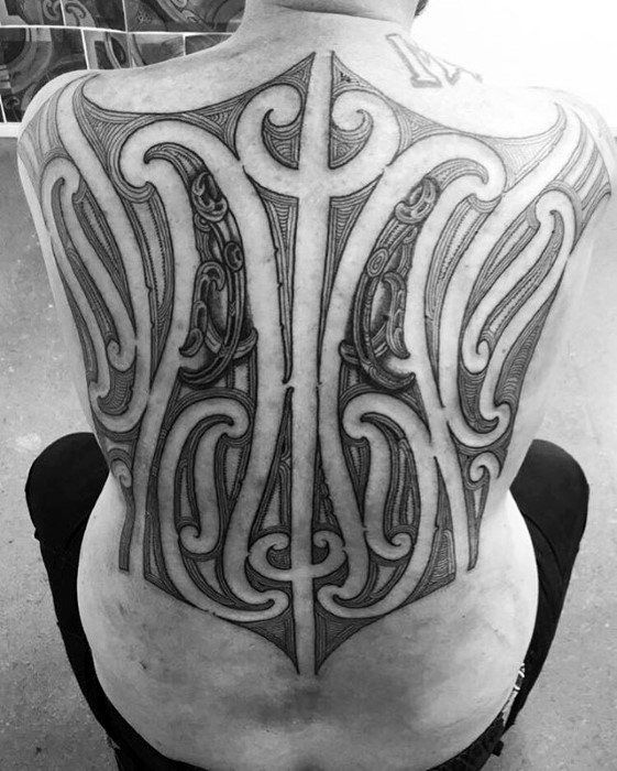 maravilloso tatuaje tribal para hombre 56
