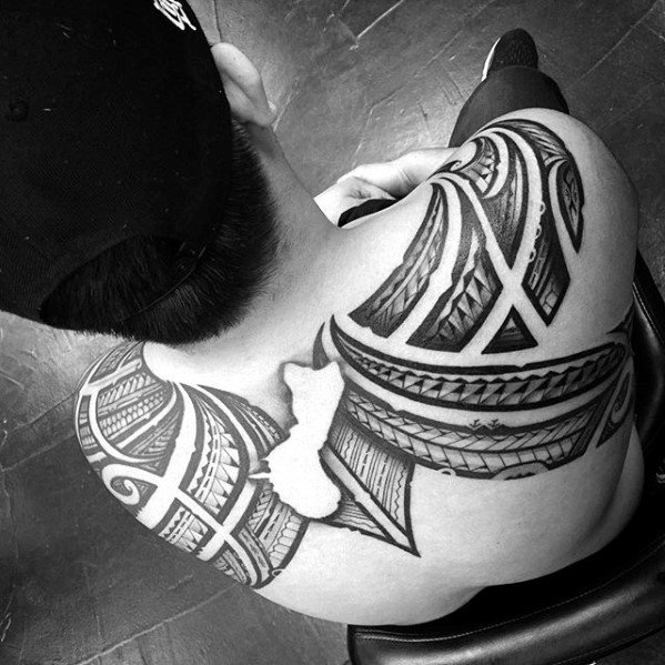 maravilloso tatuaje tribal para hombre 59