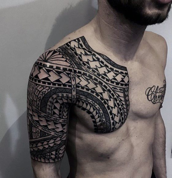 maravilloso tatuaje tribal para hombre 60