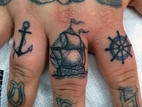 pequeno tatuaje ancla para hombre 03