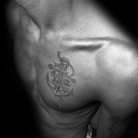 pequeno tatuaje ancla para hombre 07