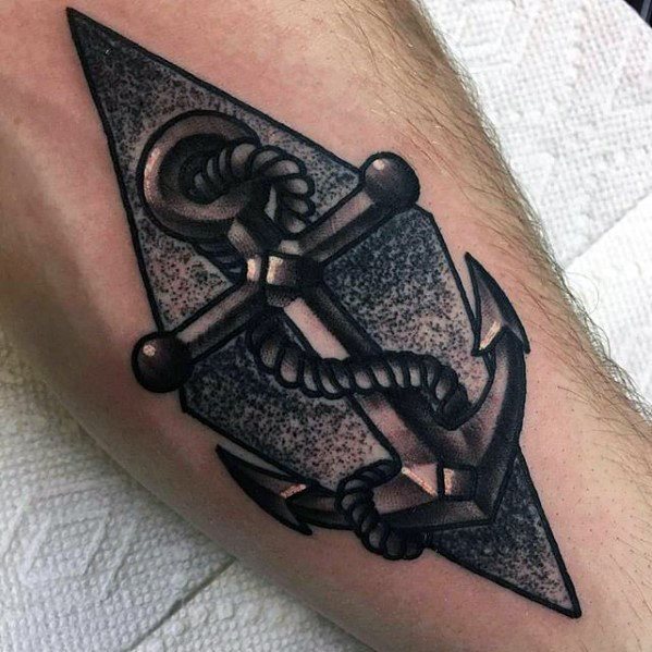 pequeno tatuaje ancla para hombre 16
