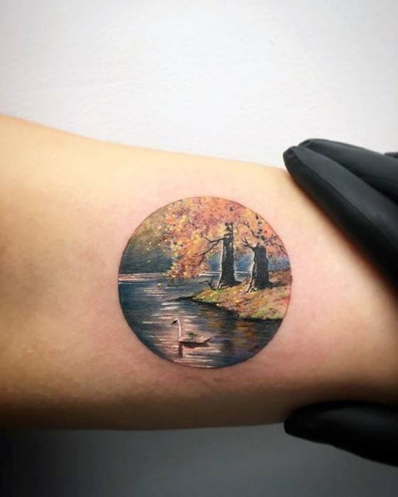 pequeno tatuaje colorido para hombre 02