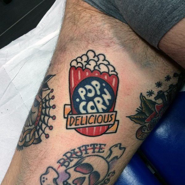 pequeno tatuaje colorido para hombre 03