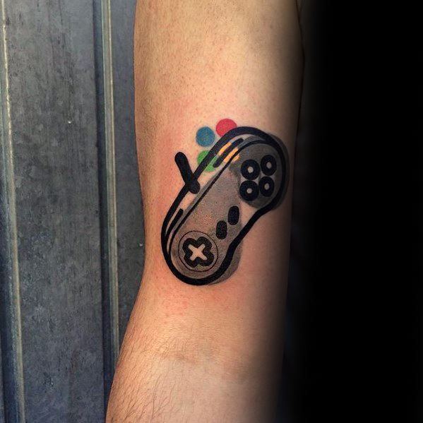 pequeno tatuaje colorido para hombre 05