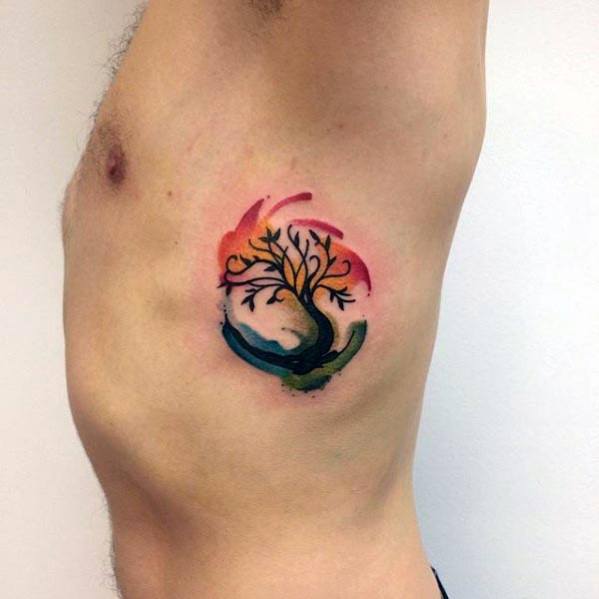 pequeno tatuaje colorido para hombre 06