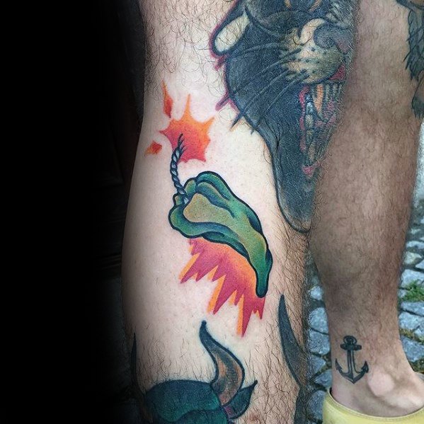 pequeno tatuaje colorido para hombre 07