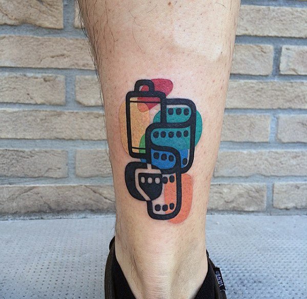 pequeno tatuaje colorido para hombre 09