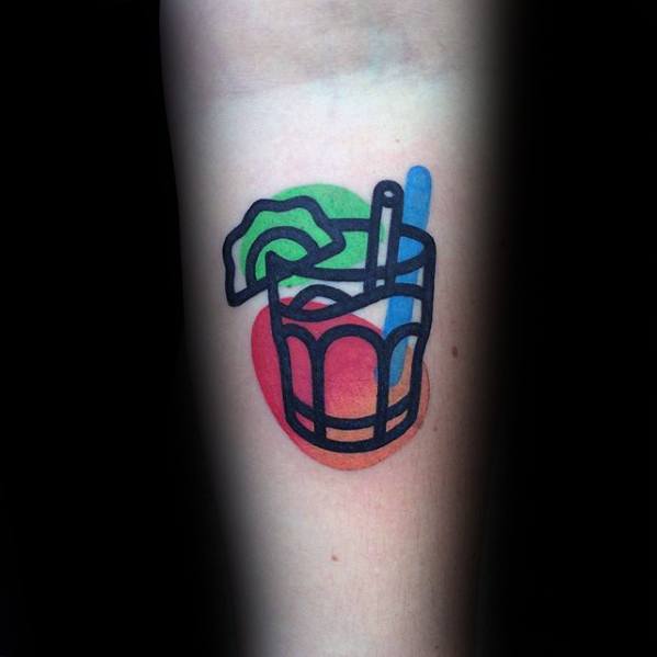 pequeno tatuaje colorido para hombre 10