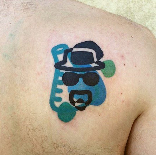 pequeno tatuaje colorido para hombre 12