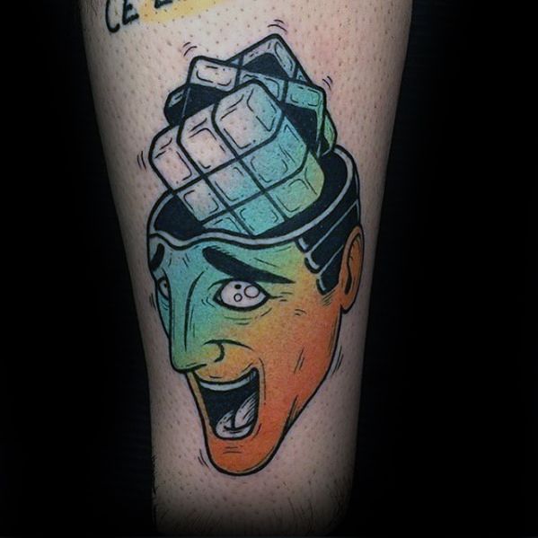 pequeno tatuaje colorido para hombre 14