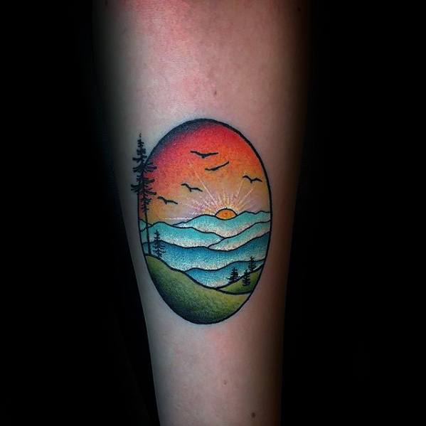 pequeno tatuaje colorido para hombre 16