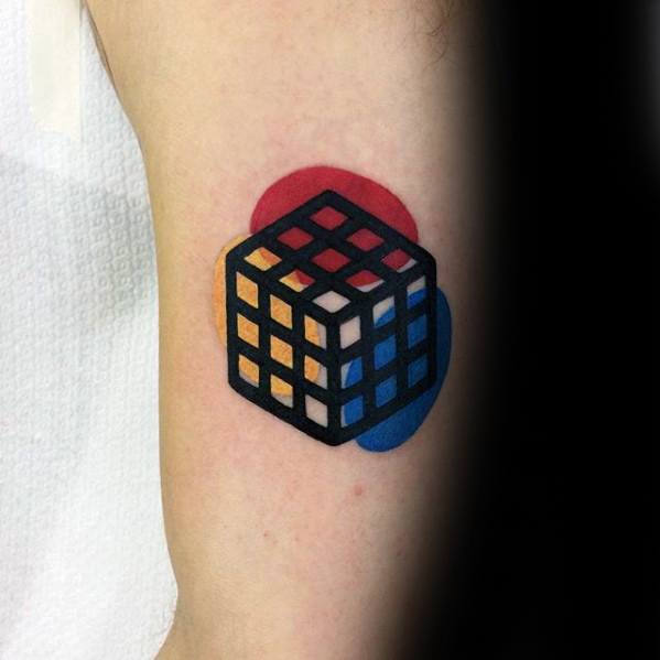 pequeno tatuaje colorido para hombre 17