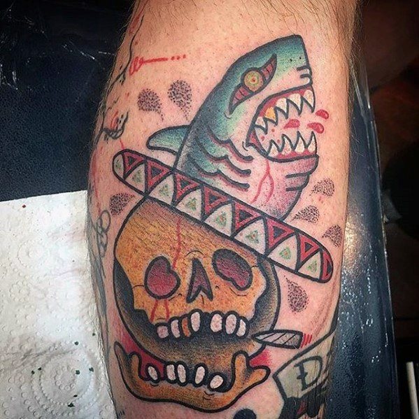 pequeno tatuaje colorido para hombre 18