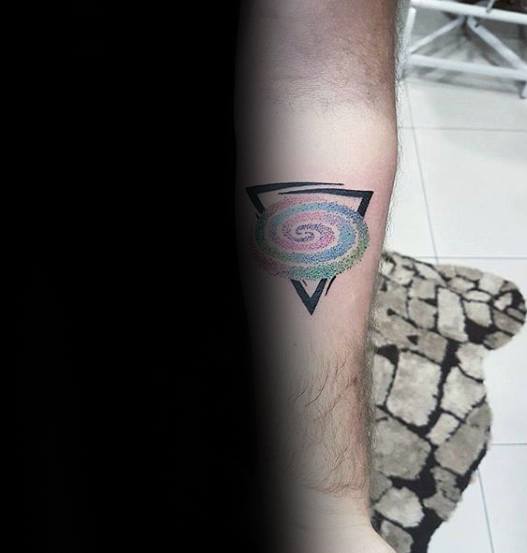 pequeno tatuaje colorido para hombre 27
