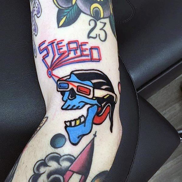 pequeno tatuaje colorido para hombre 29