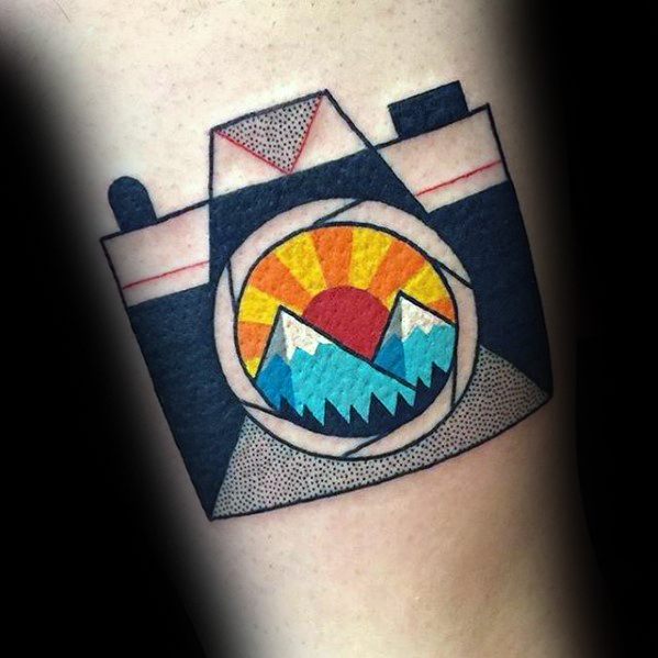 pequeno tatuaje colorido para hombre 30
