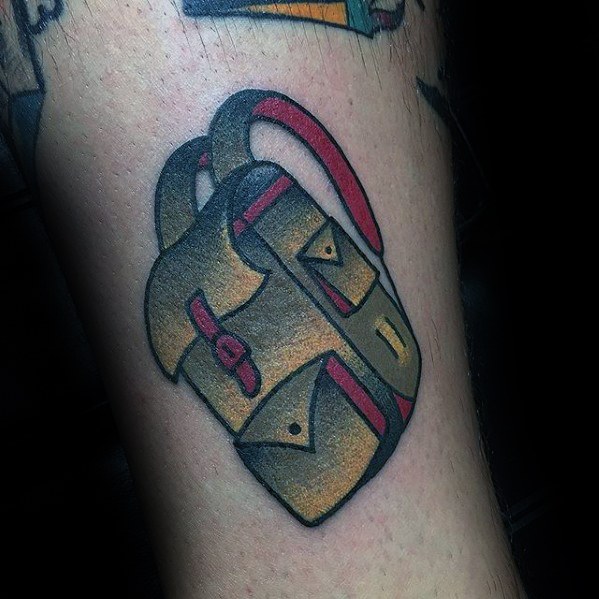 pequeno tatuaje colorido para hombre 31