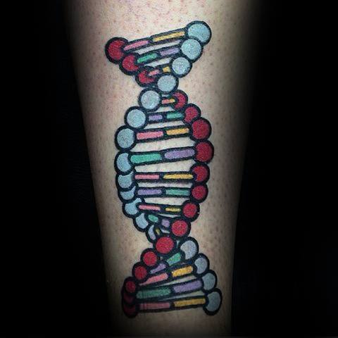 pequeno tatuaje colorido para hombre 32